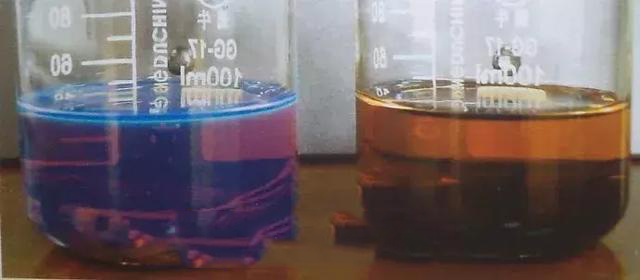 ▲有熒光的燒杯里放的是檀香紫檀，沒有熒光的燒杯里是盧氏黑黃檀