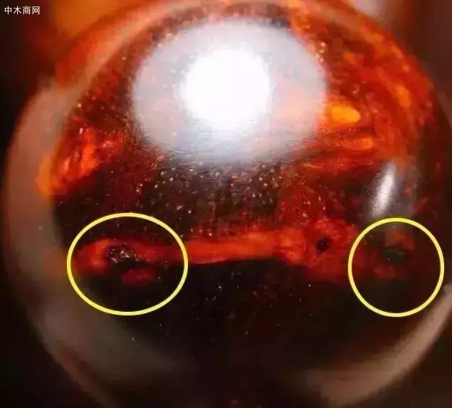 放大珠子后可以看到細微的小裂