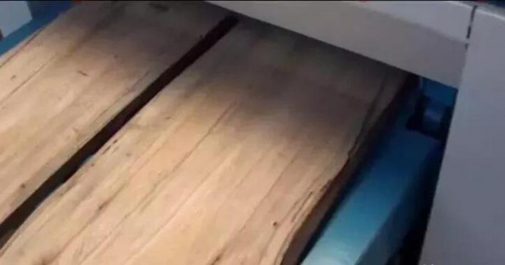 下圖為使用碳化機碳化木材的圖片