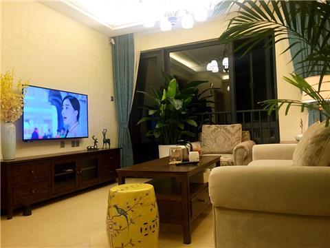 客廳屋主選用了米色藝術漆