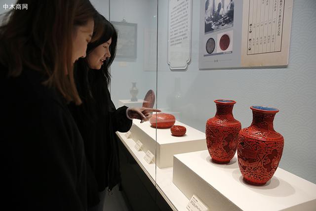 游客參觀展覽