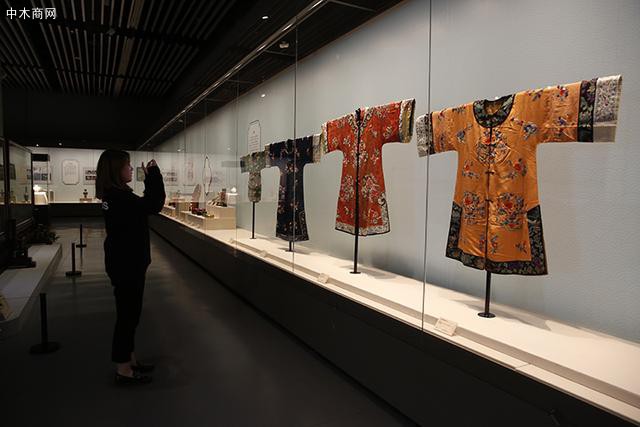 游客參觀展覽