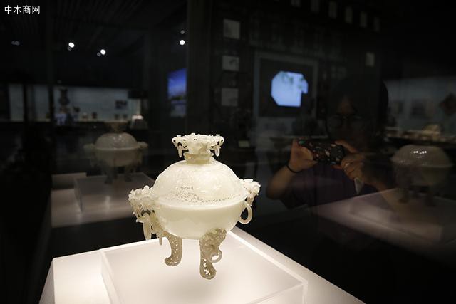 此次展覽分“師法自然 皇苑鐫刻—燕京八絕中的園林意蘊