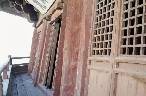 戰爭結束后經過測量，它的二層歪出了15度的傾斜
