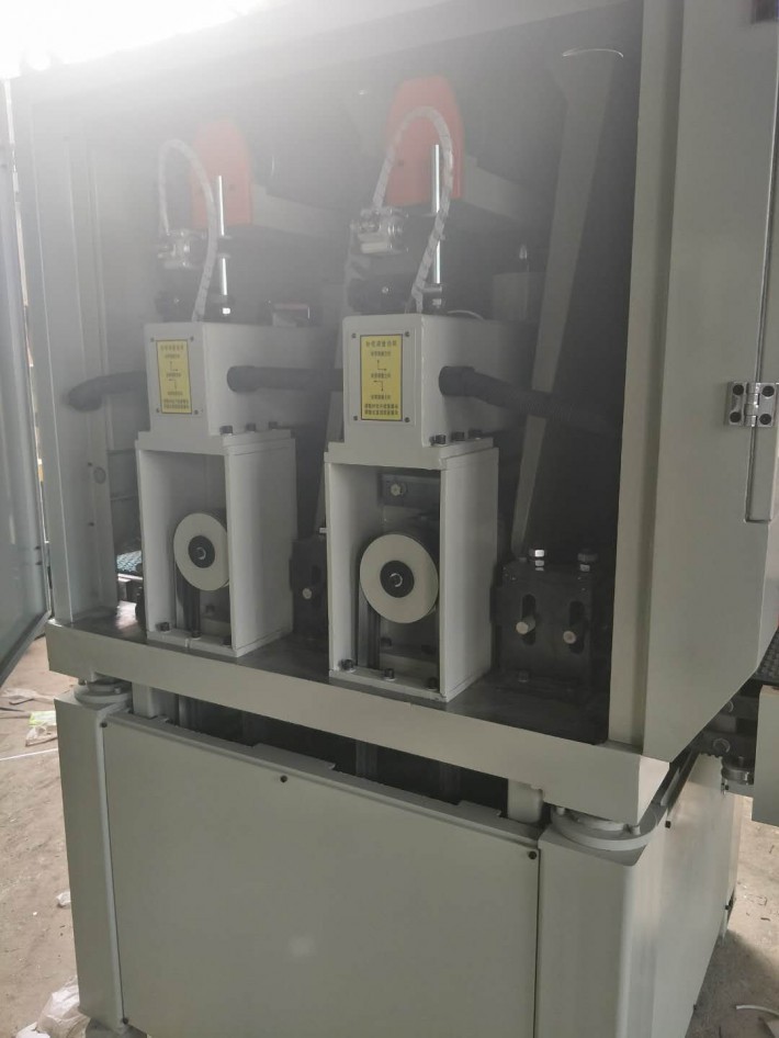 斜面砂光機就是完成砂光工作時用到的機械設備