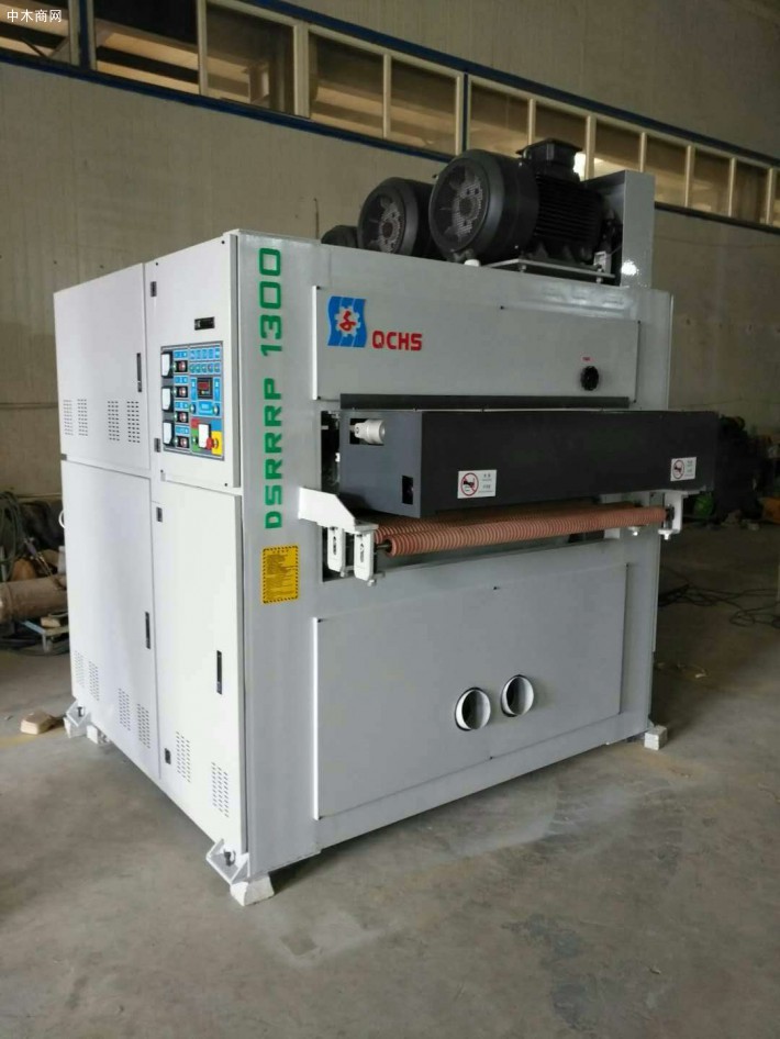 具有固定工作臺和水平配置砂帶的普通帶式砂光機