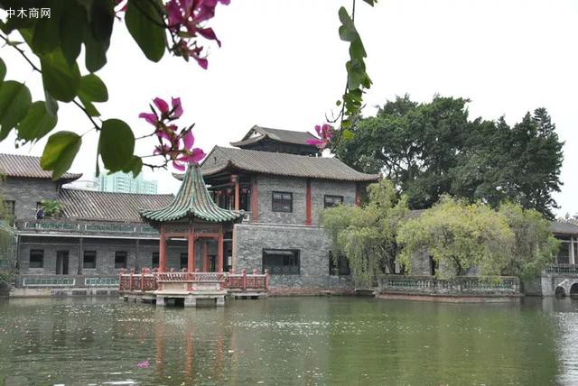 鬧市之中保存著這么一座亭臺樓榭