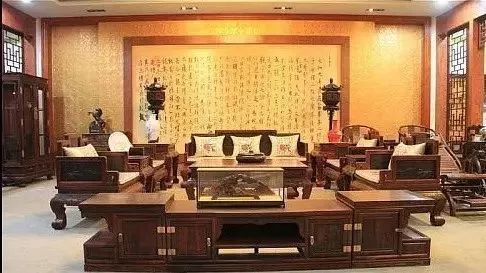 在選擇沙發時，還應該注意到底產品是否采用了中國傳統家具的工藝去制作