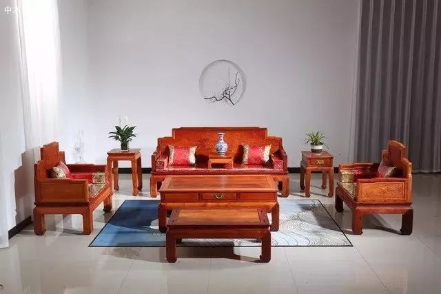 由明式三屏寶座改款而來