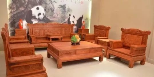 “國色天香”沙發以“牡丹”為主題