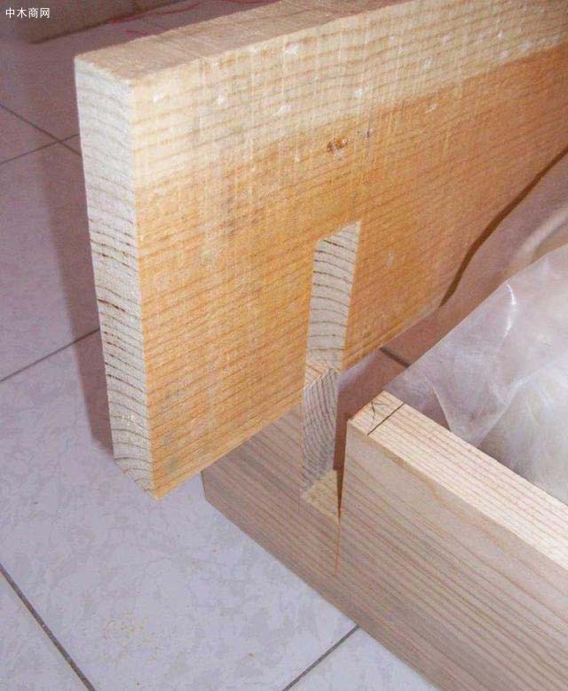 在每只角的當頭鋸成同一寬度同一深度的槽