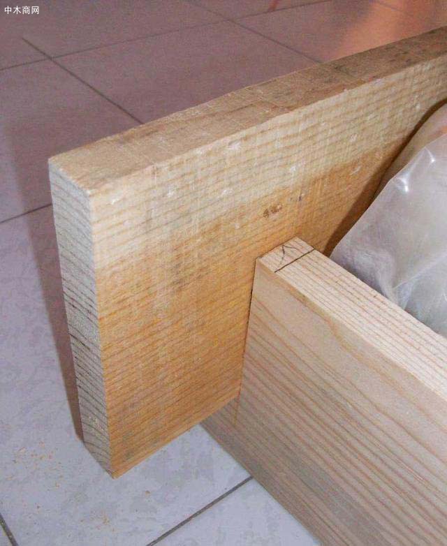 制作好床架后，在床架內壁兩側加上床梁