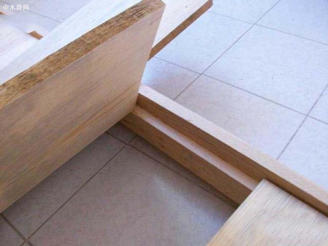 先用卷尺量好床板需要的寬度
