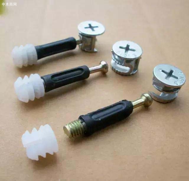 最初的板式家具還是不能拆裝的固態家具
