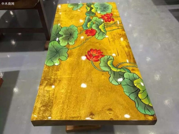 金絲紋只是金絲楠木大板多個特征中的一個