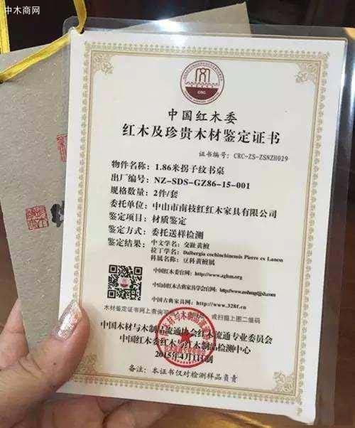 紅木的鑒別就不是簡(jiǎn)單的事情了，這里就不再敘述了