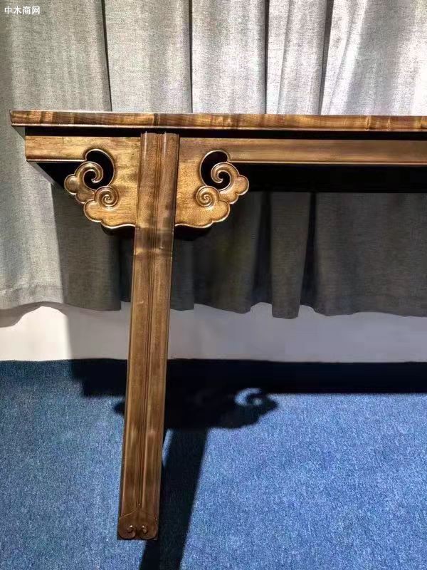 首先就是就常見的金絲楠木呈現金色