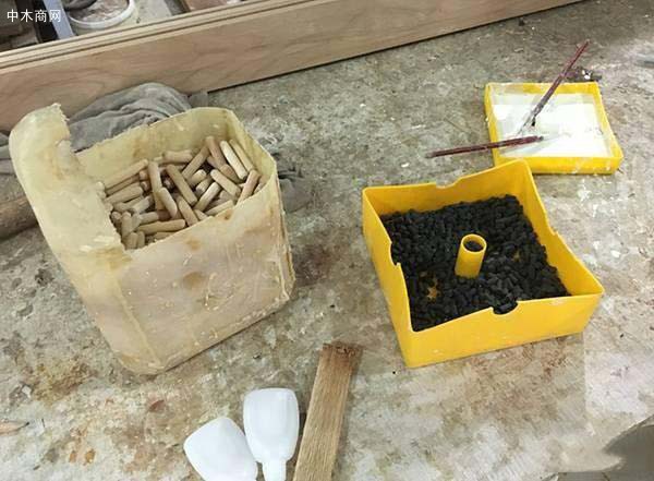 圓棒榫、膠條、白乳膠 放置膠條 