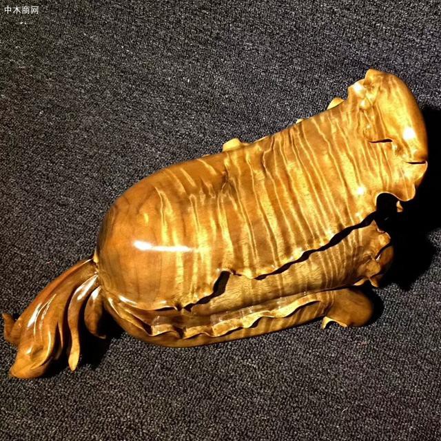 金絲楠木的色澤比較明亮燦爛