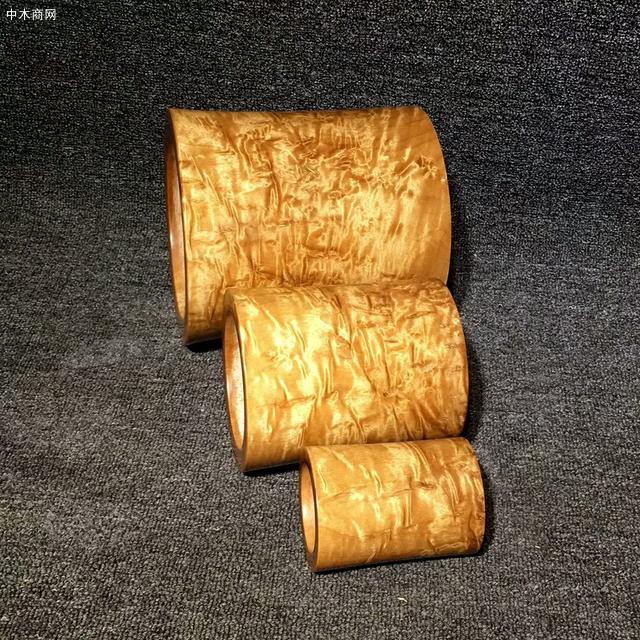 比起一般的楠木，金絲楠木每個(gè)角度觀察都不一樣