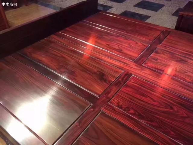 木質(zhì)以黑褐色為主，成品大多漆飾成紅色