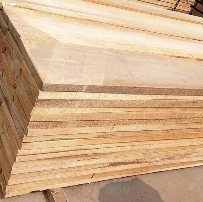 實木家具采用白楊木烘干板材制造成的白楊木家具