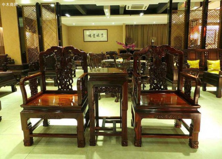 是指摸家具表面的光潔度