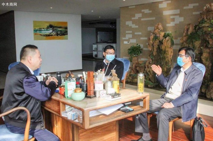 浙江省嘉善縣人大常委會主任到裕華木業調研防控疫情工作