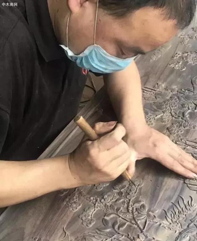 刨平后的紅木木料就是制榫了