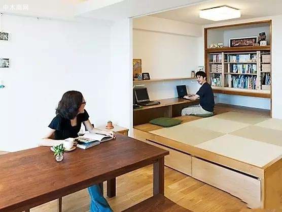 日本的架高式榻榻米設計，電腦桌下的空間是清掃死角