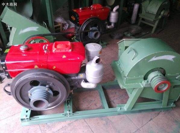 新型移動(dòng)樹枝粉碎機(jī)柴油機(jī)驅(qū)動(dòng)