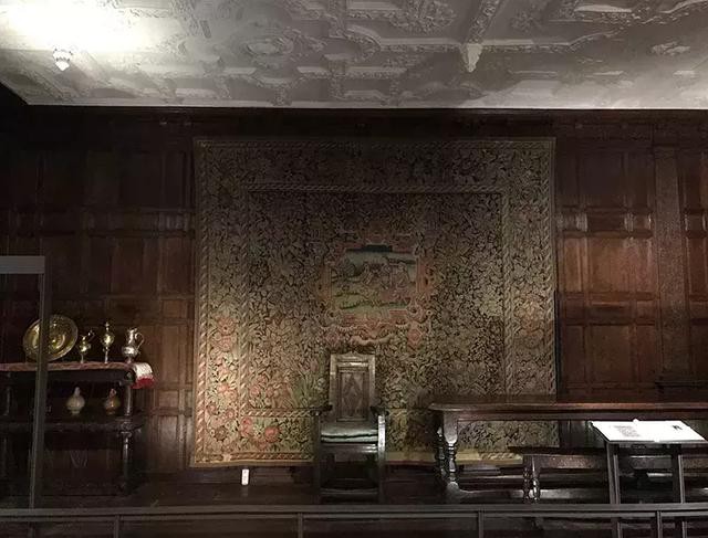 這種床無論從整體結構和細部裝飾上都明顯地表現出伊麗莎白式樣的特點