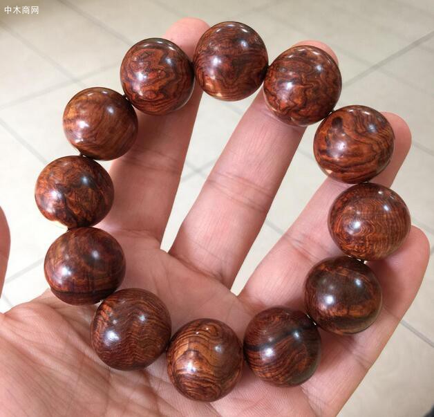 部分不良黃花梨手串商家碰到料質不好