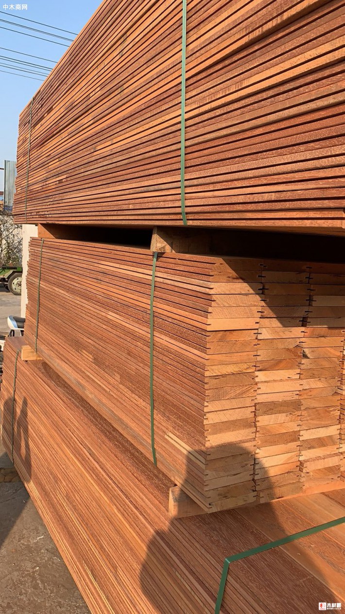 景觀古建寺廟專供：菠蘿格,柳按木,紅巴勞,巴蒂,銀口,唐木,柚木板材景觀古建寺廟專供【硬木】菠蘿格，塔利，柳桉木，柚木，花梨木，銀口，唐木，第倫桃山樟木，巴勞木，紅鐵木 【松木】紅雪松，芬蘭木，樟子松，南方松，花旗松，鐵杉，輻射松 【工藝】大板、扶手、地板料、車圓，弧形，碳化防腐做舊刻紋及各種異形定做 【用途】古建廟宇、園林景觀、涼亭、木屋、木棧道、船板、護欄等木結構工程材料 免費提供樣品，歡迎來廠考察合作圖片