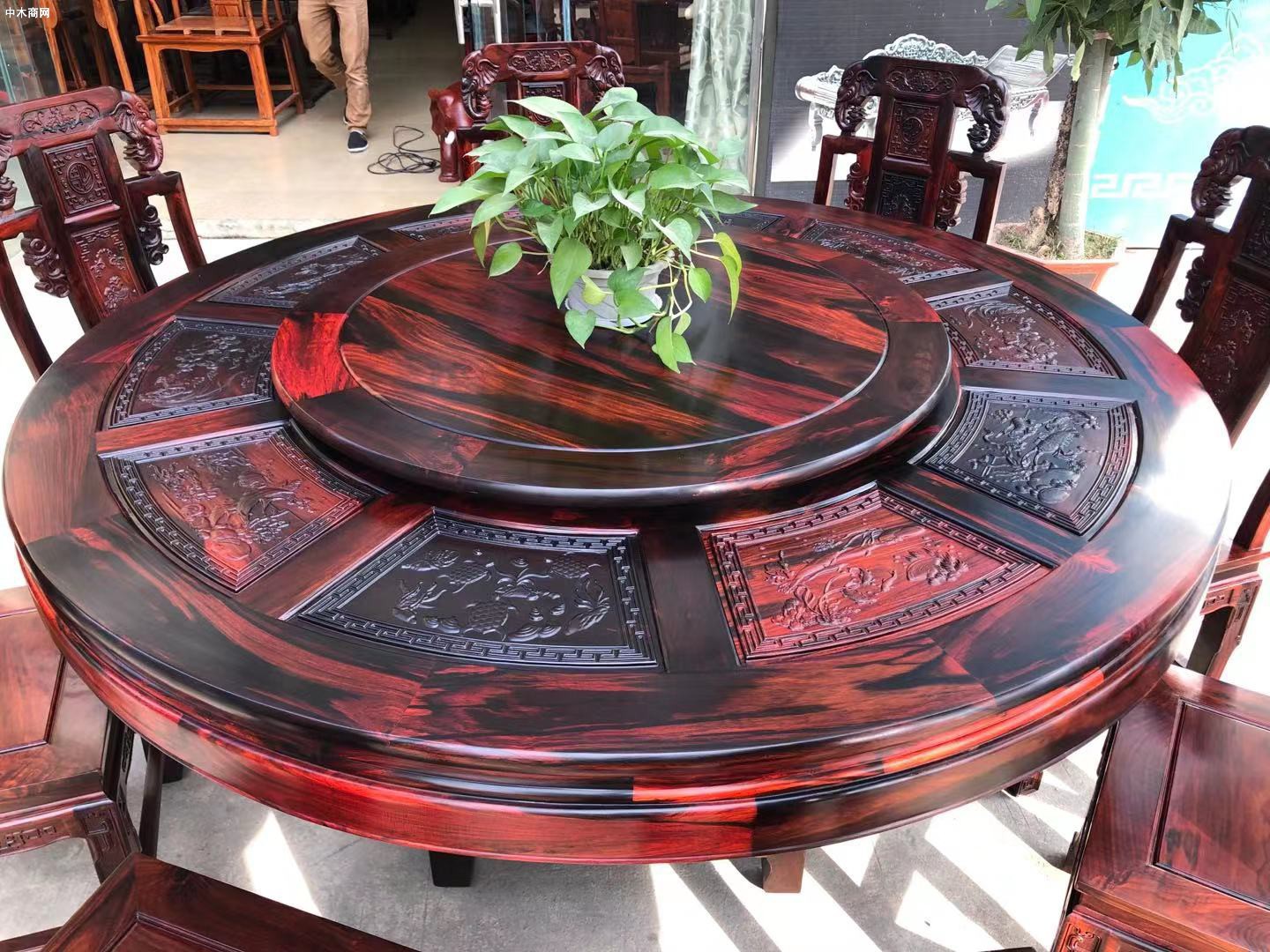憑祥市減稅降費(fèi)為邊關(guān)紅木產(chǎn)業(yè)發(fā)展添動能