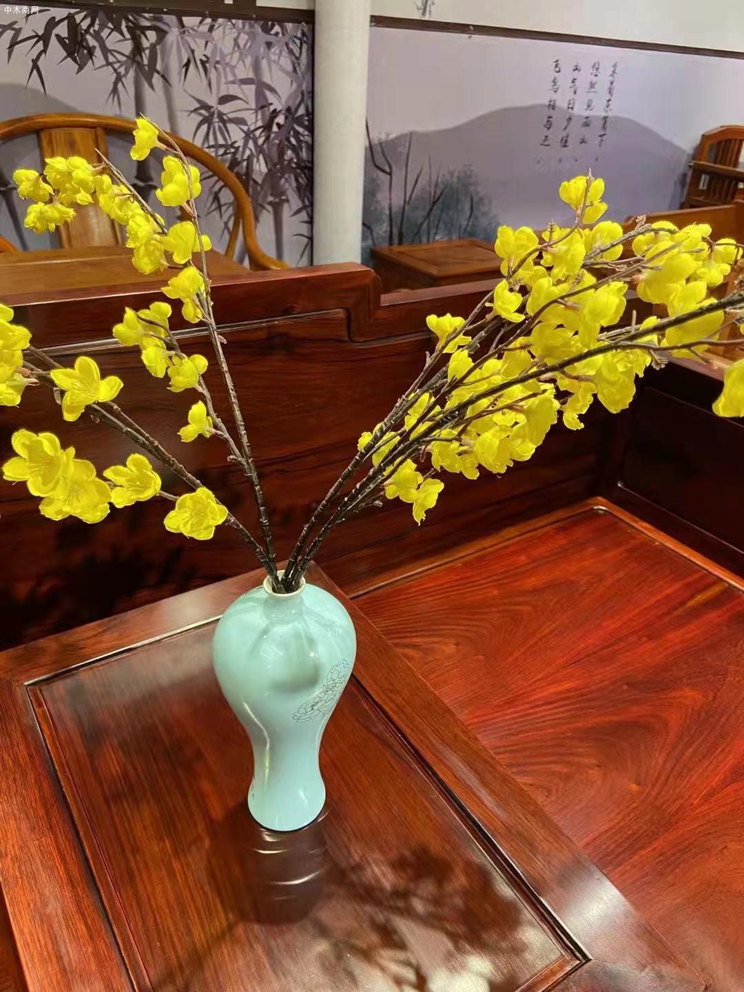 一張精品大紅酸枝羅漢床,這器型實(shí)在是太美了供應(yīng)