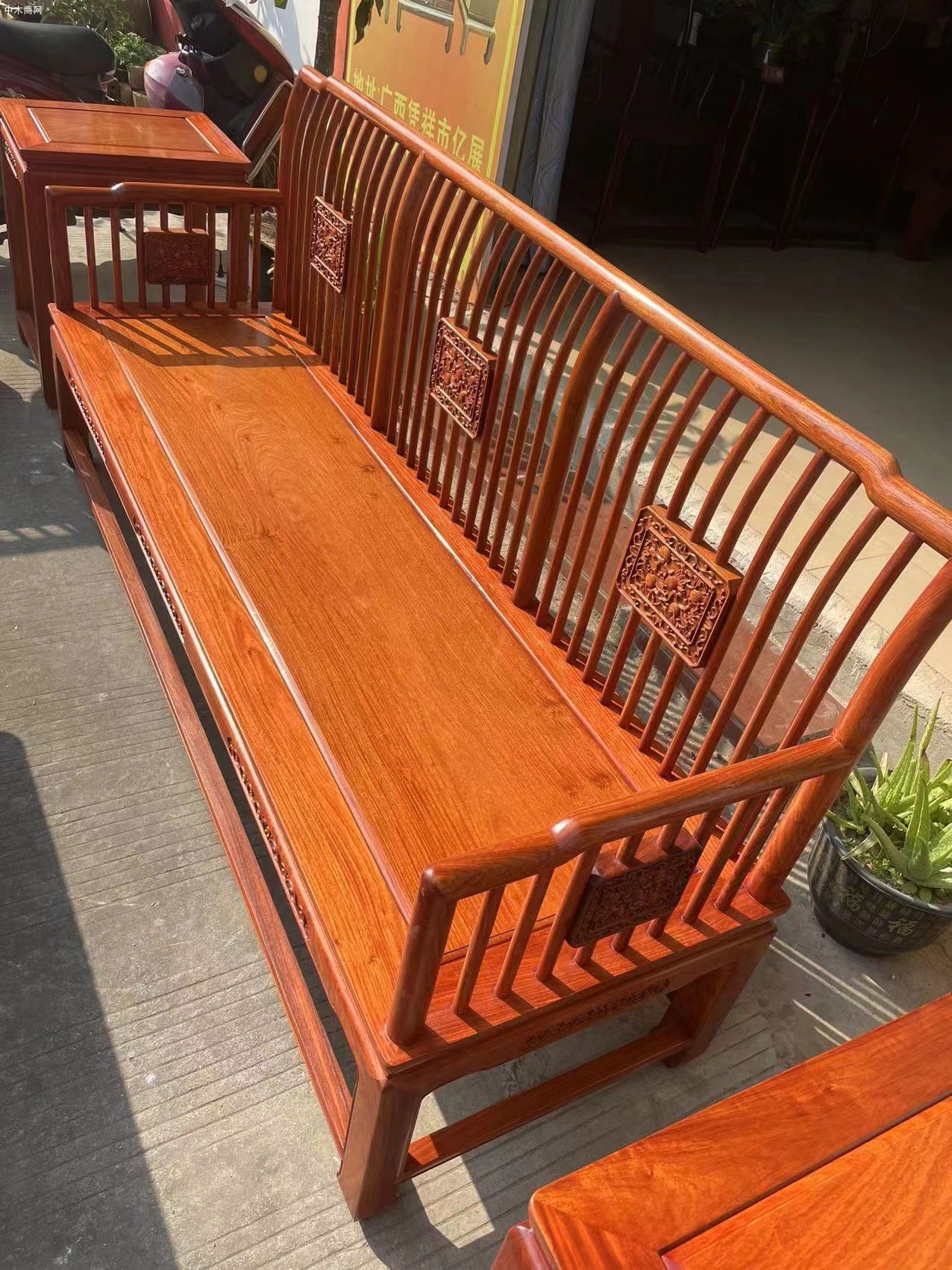 憑祥龍之涵紅木家具緬甸花梨新中式沙發(fā)六件套生產(chǎn)廠家品牌