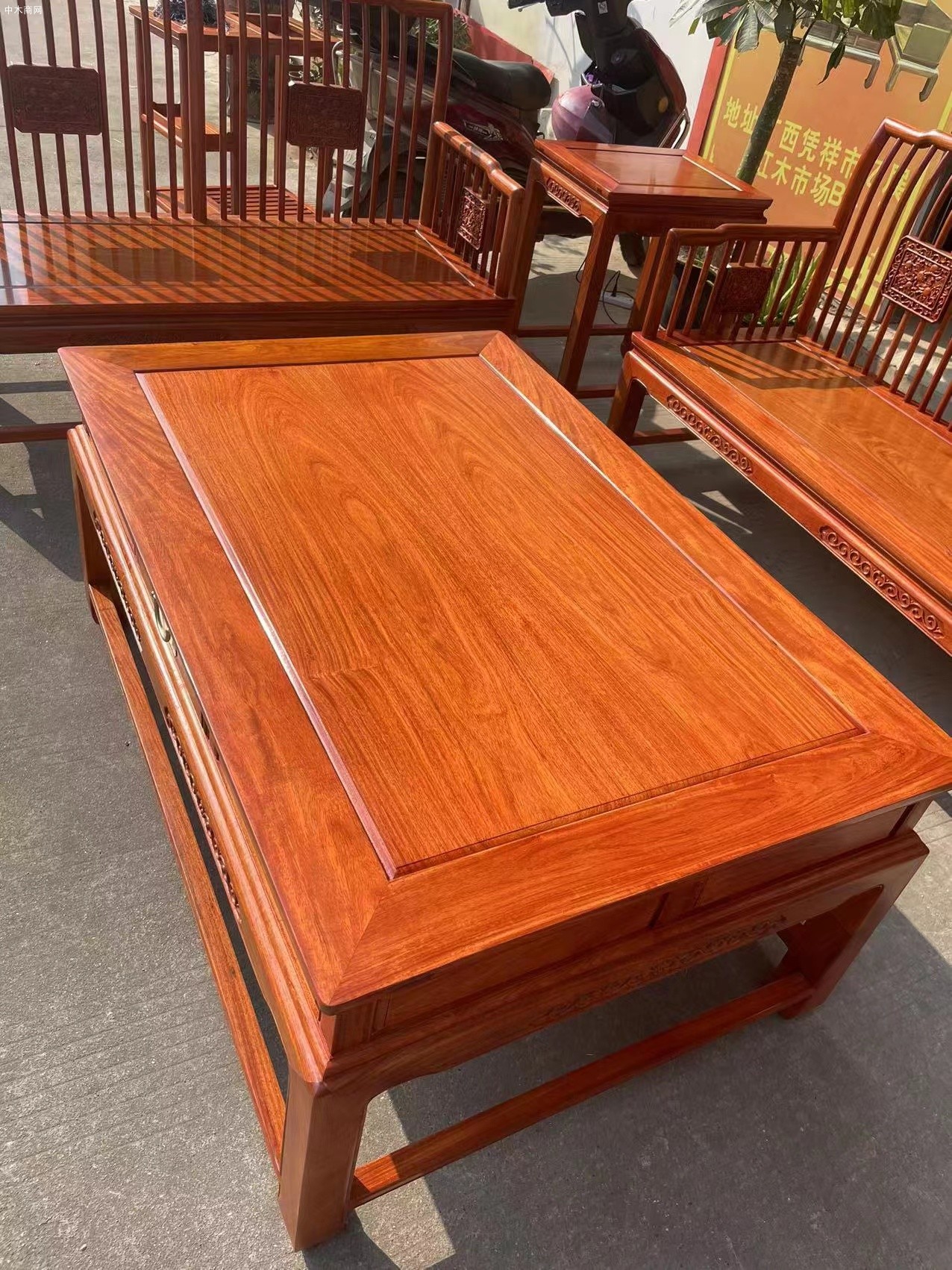 憑祥龍之涵紅木家具緬甸花梨新中式沙發(fā)六件套生產(chǎn)廠家品牌