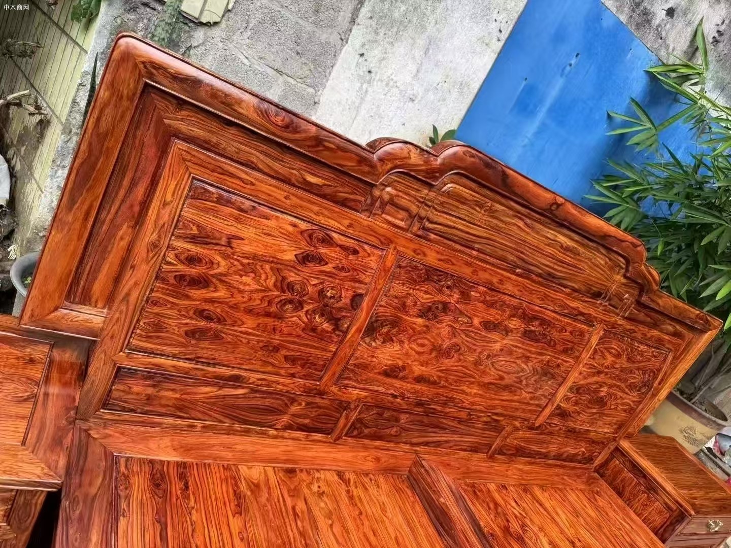 ?睡黃花梨國(guó)色天香大床的好處廠家